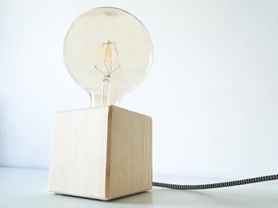 Lampe in einem Holzblock