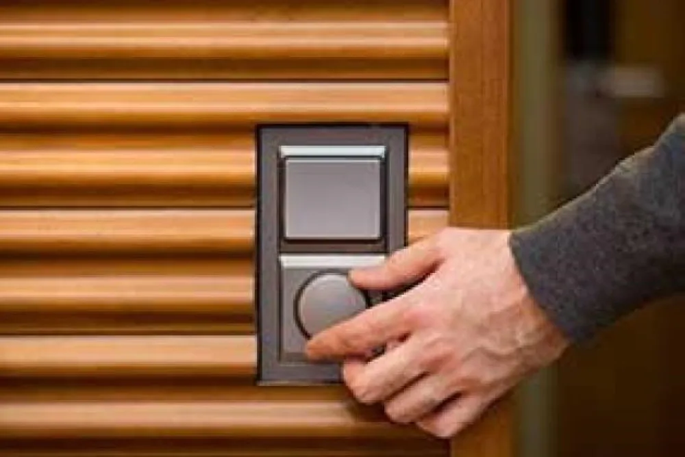 LED-Dimmer Eine Hand am Dimmer
