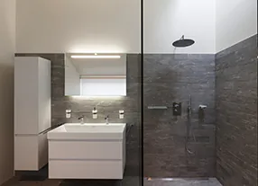 Badezimmer mit LED-Spiegelleuchten Badezimmer mit LED-Spiegelleuchten