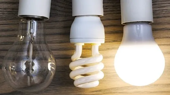 Drei verschiedene LED-Gl&uuml;hbirnen