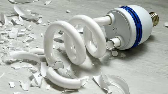 Zerbrochene Energiesparlampe: Gesundheitsrisiko! Zerbrochene Energiesparlampe: Gesundheitsrisiko!